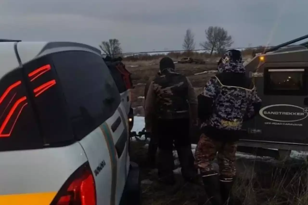 Үш балықшы мінген көлік мұз астына түсіп кетті