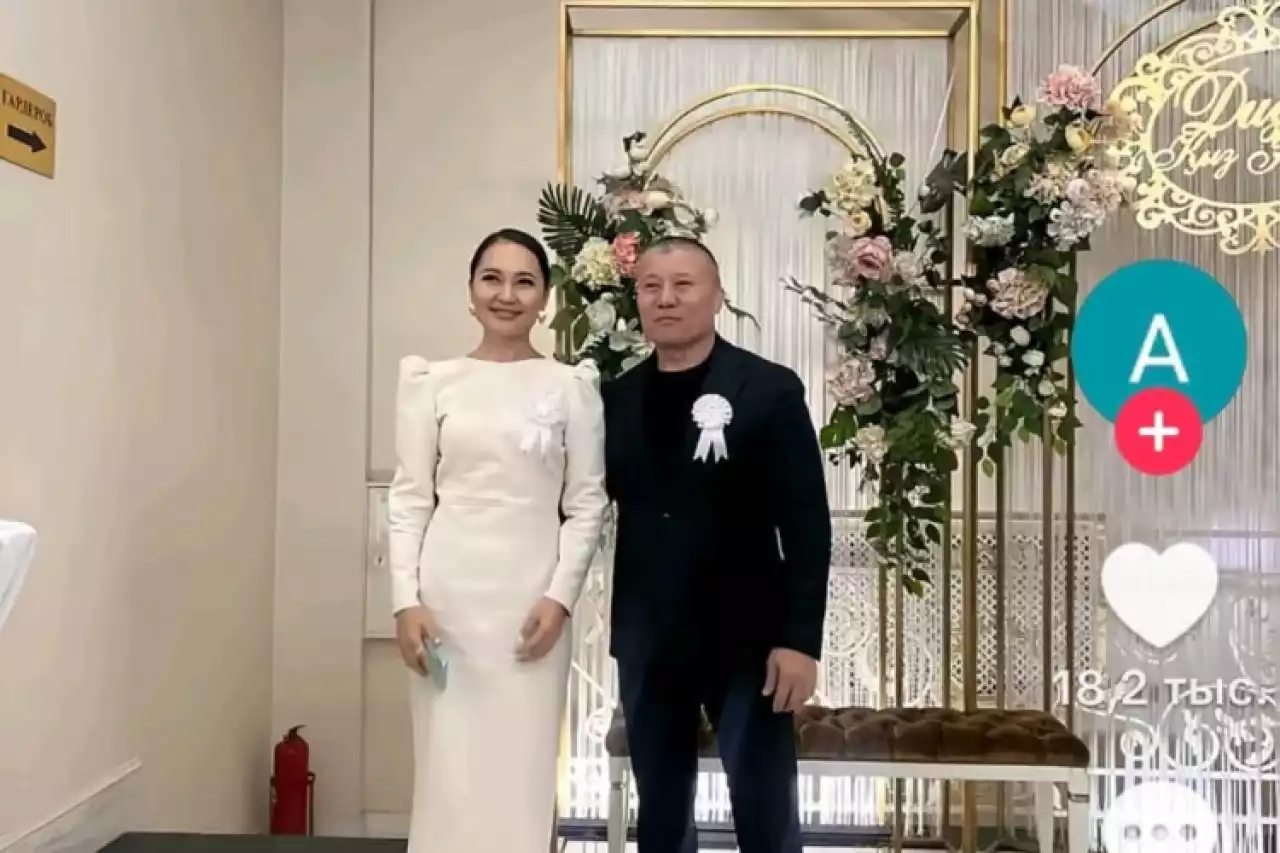 Баян Алагөзованың экс-күйеуі жас қызбен көзге түсті