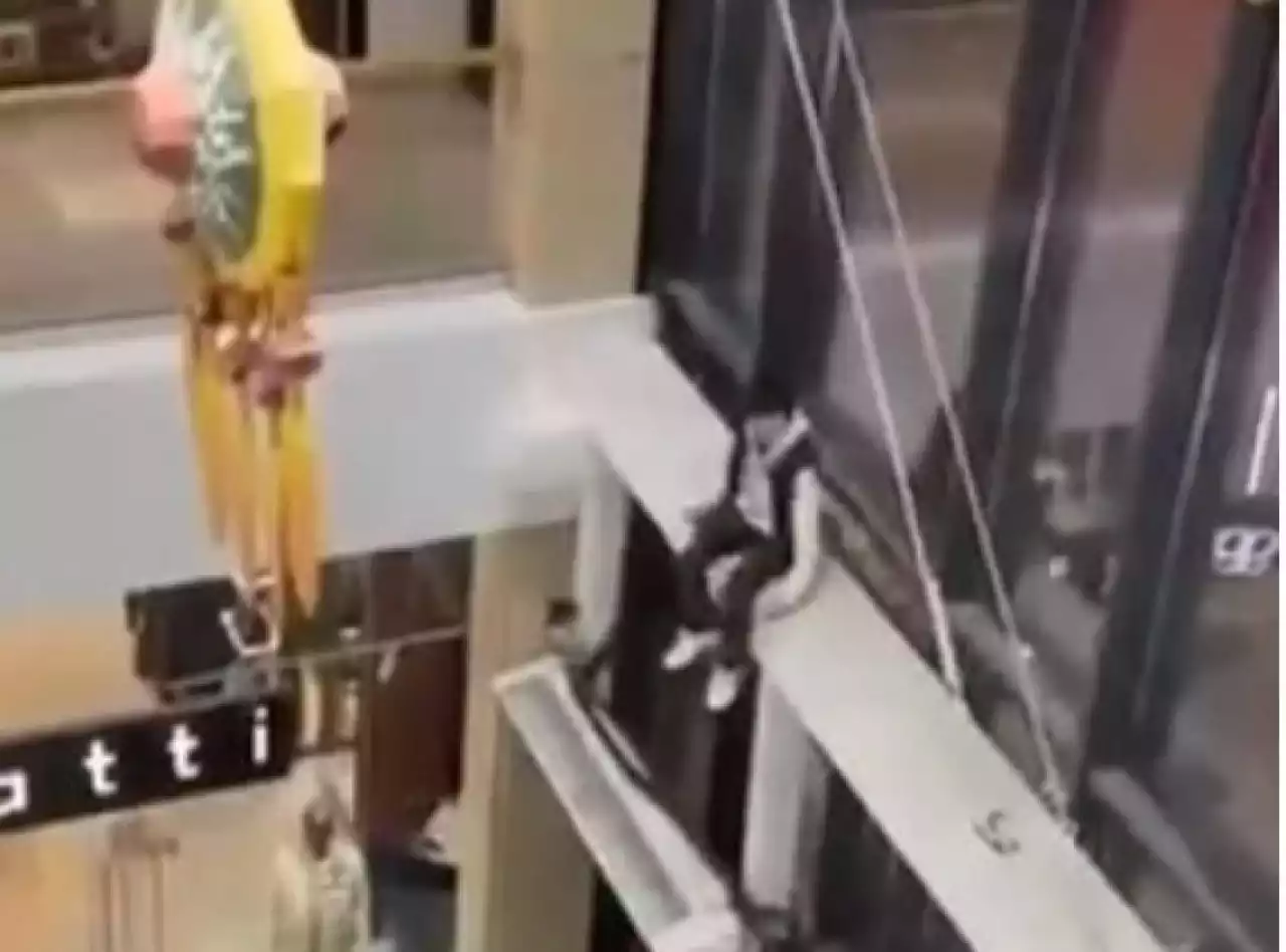 Атырауда сауда орталығында биікке өрмелеп шыққан14 жастағы бала құлап түсті (ВИДЕО)