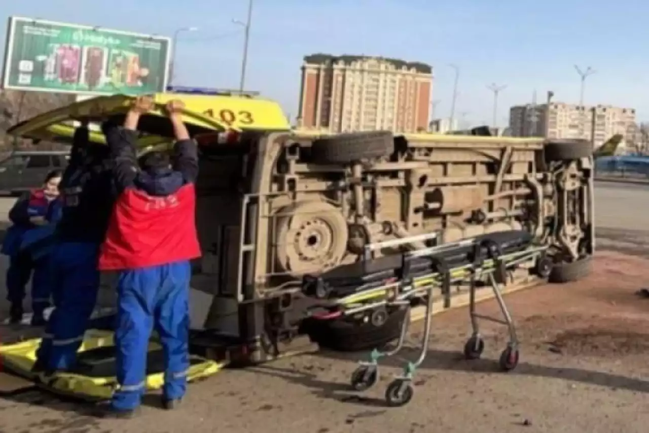 Ақтөбеде жүкті әйелді алып бара жатқан жедел жәрдем көлігі аударылып қалды