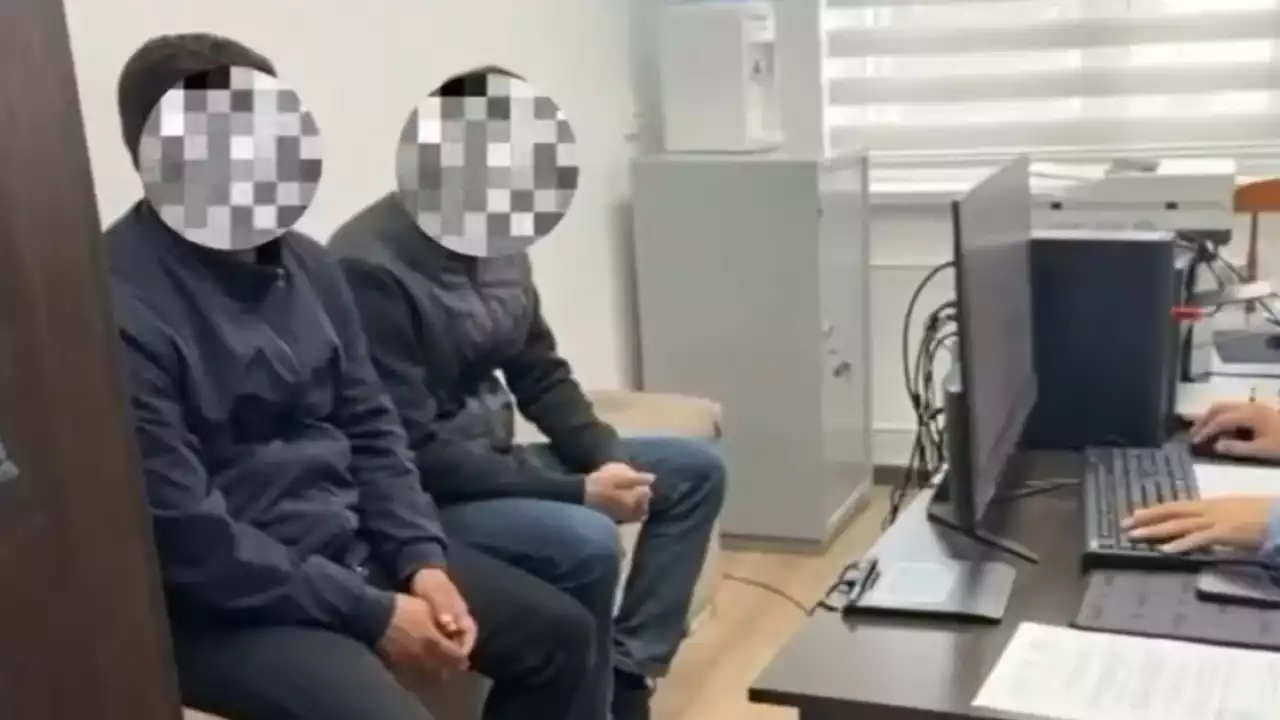Айыппұлға ашуланған: Түркістанда екі ер адам көшедегі бейнебақылау камераларын сындырды