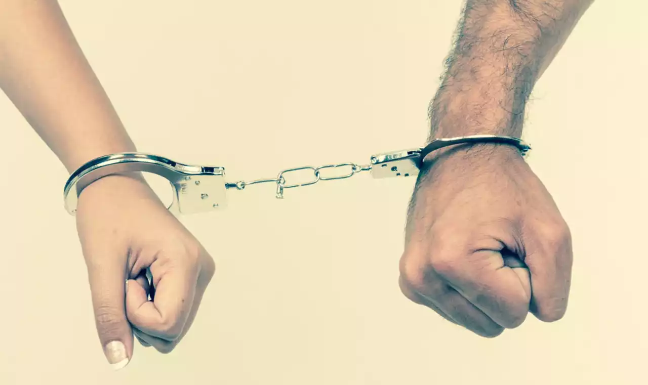 Адамдарды 200 миллион теңгеге алдаған қазақстандық ерлі-зайыпты таныстарының үйінде жасырынып келген