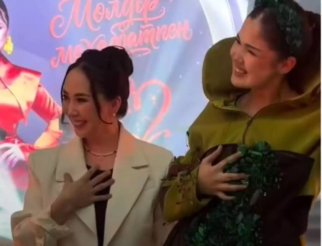 Қарақат Әбілдина Тұрсынбек Қабатов пен Мөлдір Мұқанның қызына сыйлық берді