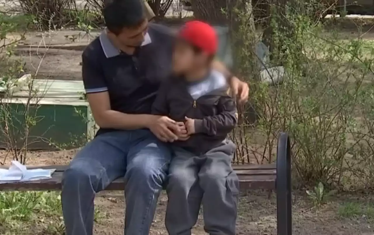 «Бүкіл терісін сыдырған»: Алматыда жеке клиникада сүндетке отырғызылған бес жасар баланың жыныс мүшесіне зақым келген