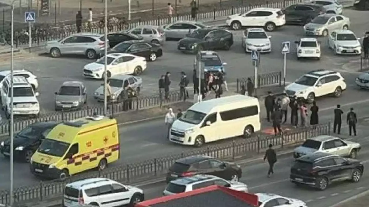 Атырауда жаяу жүргіншілер жолағынан өтпек болған оқушыны көлік қағып кетті