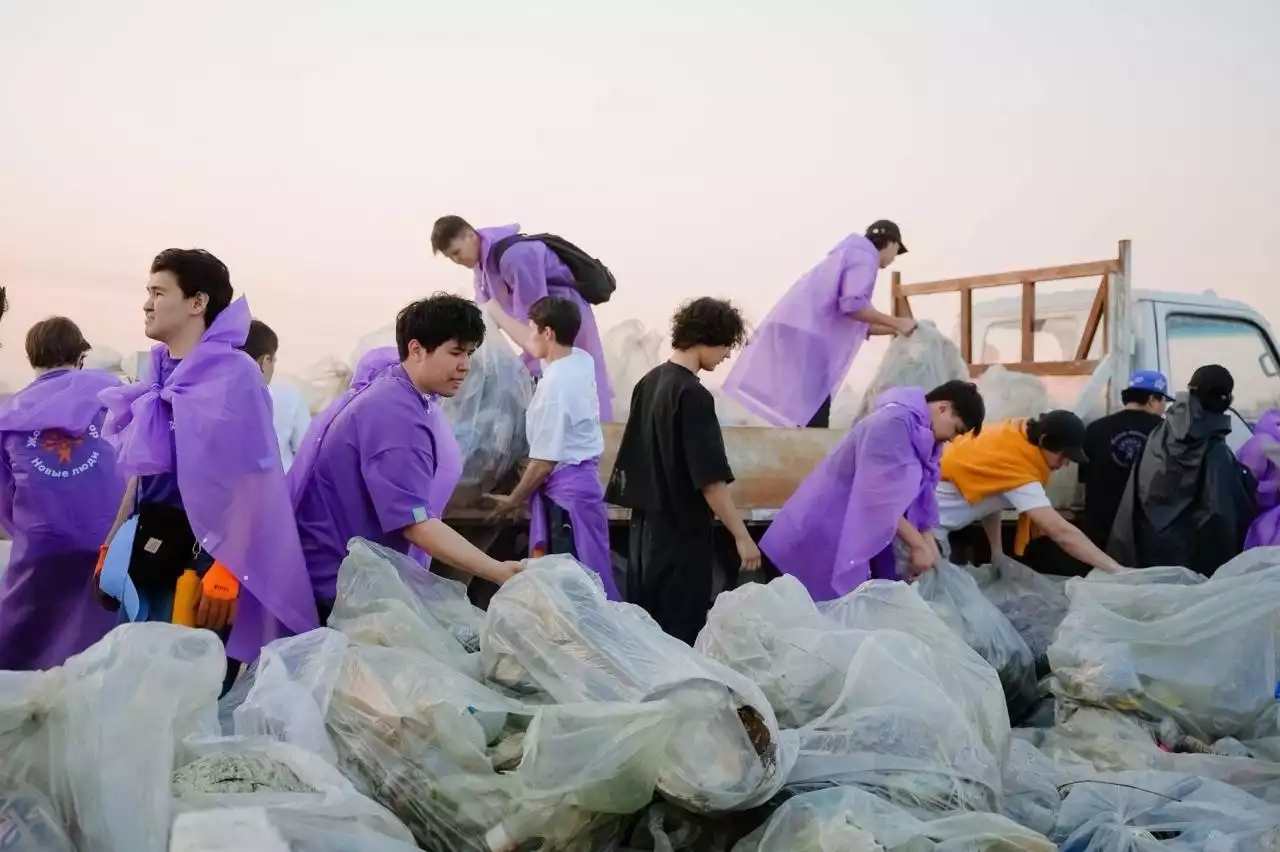 Жаңа адамдар белсенділері Үлкен Алматы өзенінің жағалауынан 20 тонна қоқыс жинады