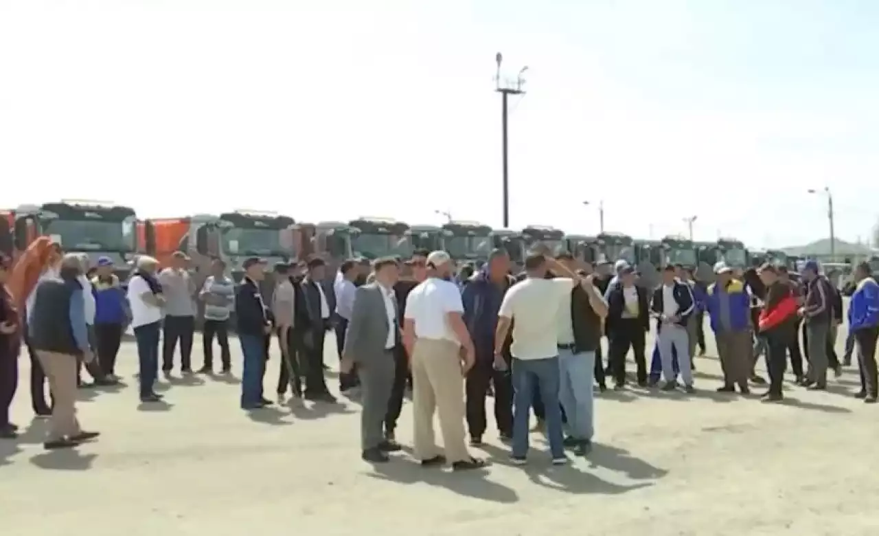 «Еңбекақы төленбейді»: Шымкентте коммуналдық мекеменің көлік жүргізушілері жұмысқа шығудан бас тартты