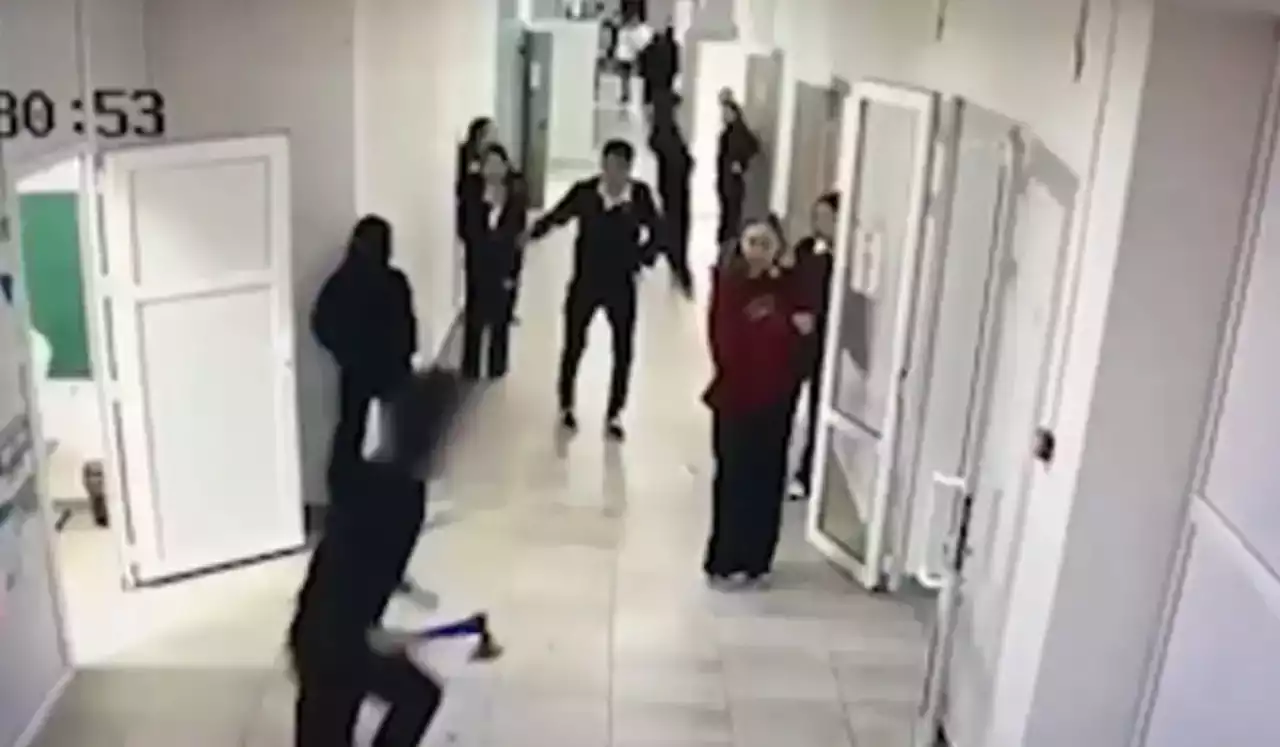 Атырау облысында мектепте оқушы қатарластарын балтамен қуалады: алты қызметкер жұмысынан айырылды