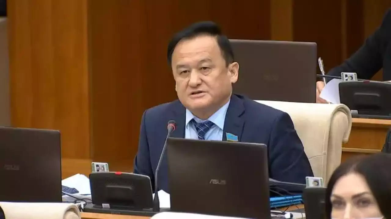 Қазыбек Иса Бас прокурорға: Қара жамылған кесапат ағым жетегіндегілердің еркін жүруіне қарап отыра береміз бе?