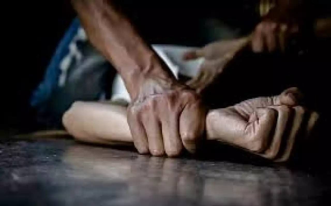 «Ернімнен сүйді, мойнымнан иіскеді»: Алматы облысында жетім қыз өзін 8 жігіт зорлағанын айтты