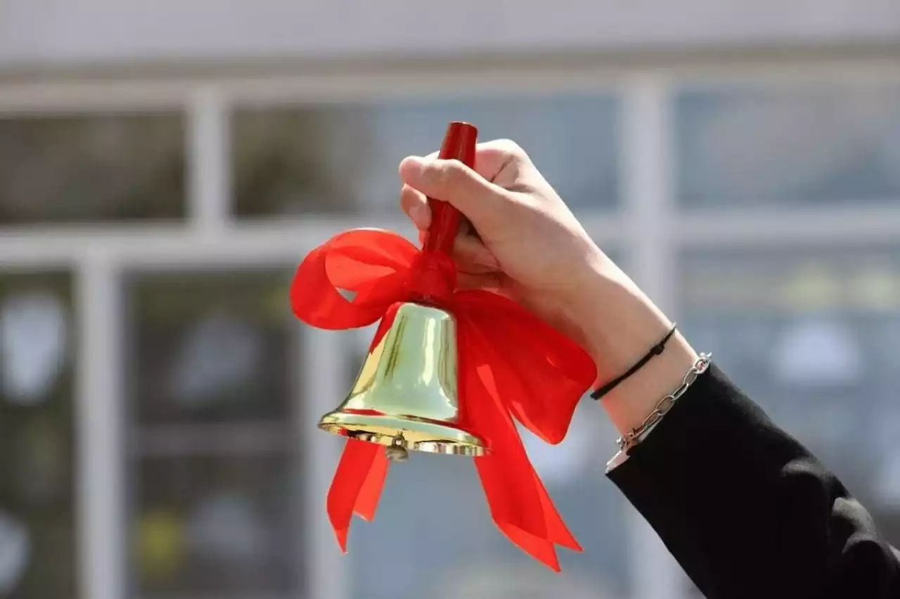 "Бағасы 16 мыңнан 25 мыңға дейін": мектеп бітіру кешіне ата-аналар мейрамханаларға төлем жасап қойған