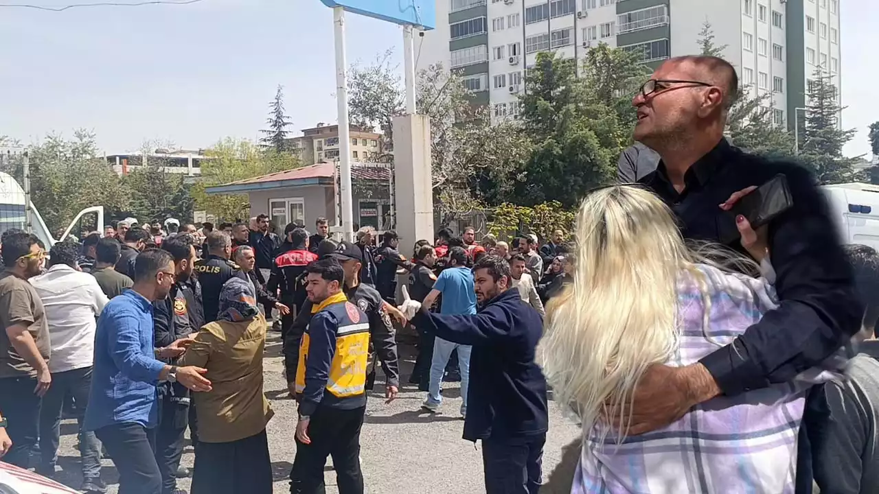 "Сөмкесіне 5 тапанша салып алған": 8-сынып оқушысы мектепте оқ жаудырып, мұғалім және бірнеше бала қаза тапты