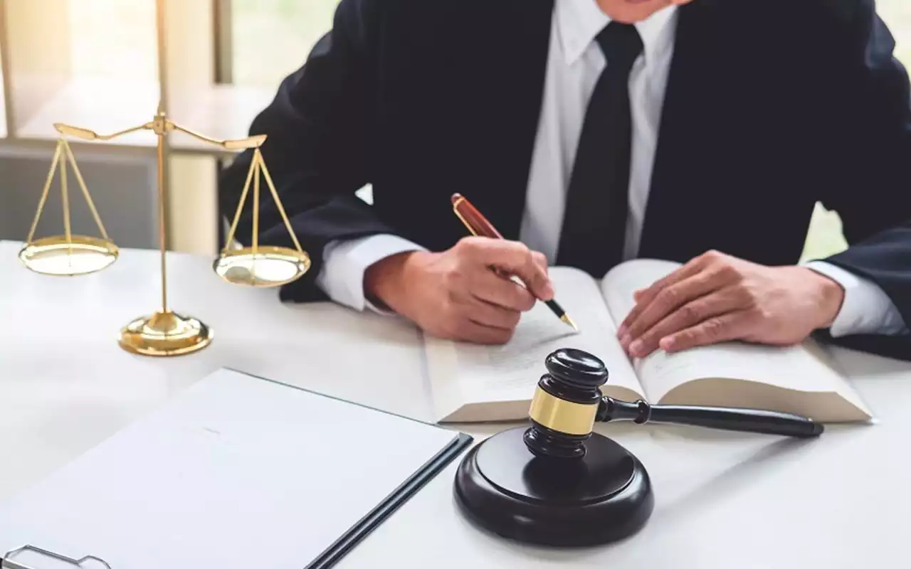 "Істі тоқтатамын": Ұлытау облысында адвокат алаяқтық жолмен 31 млн теңге пара алған