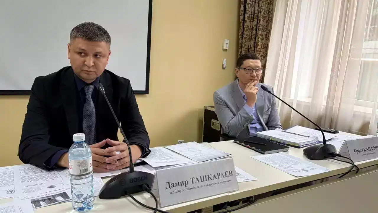 Жамбыл әкімі Қарашөкеевтің сөзін бөлген депутат мандатынан айырылды