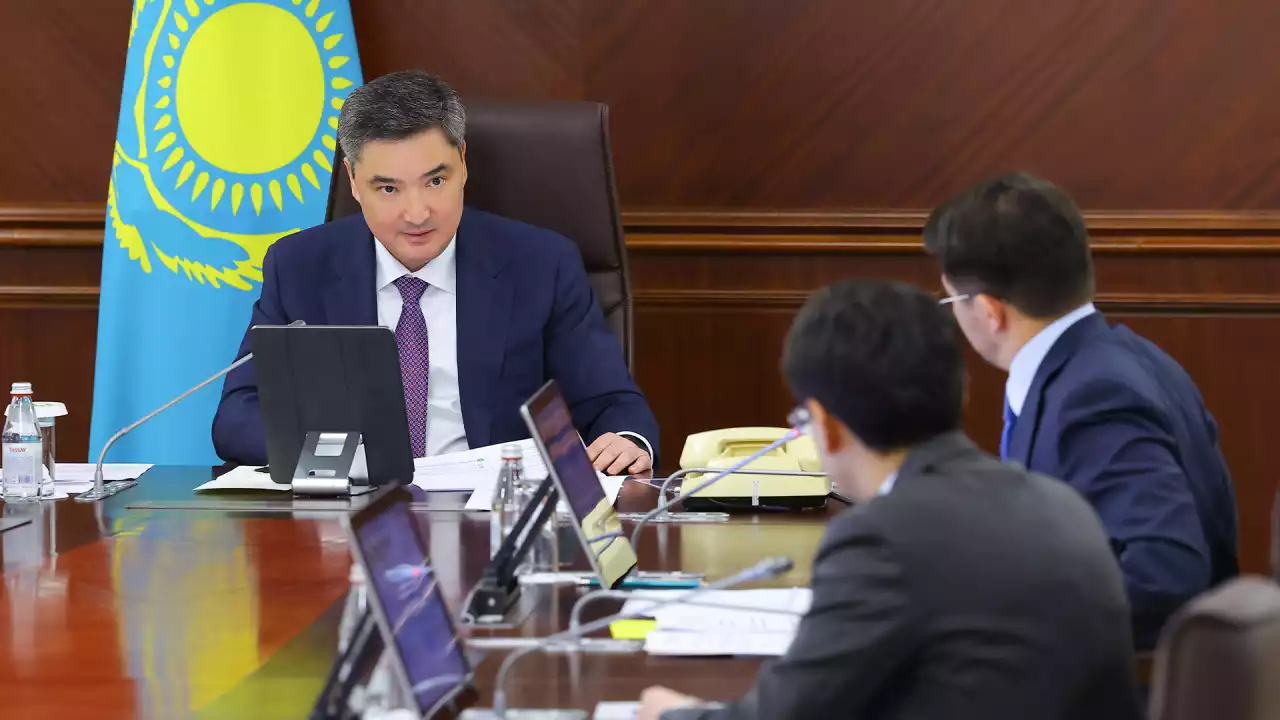 Олжас Бектенов Президент тапсырмаларын орындау аясында «Деректерді өңдеу орталықтары алқабы» жобасын жүзеге асыру жөнінде кеңес өткізді