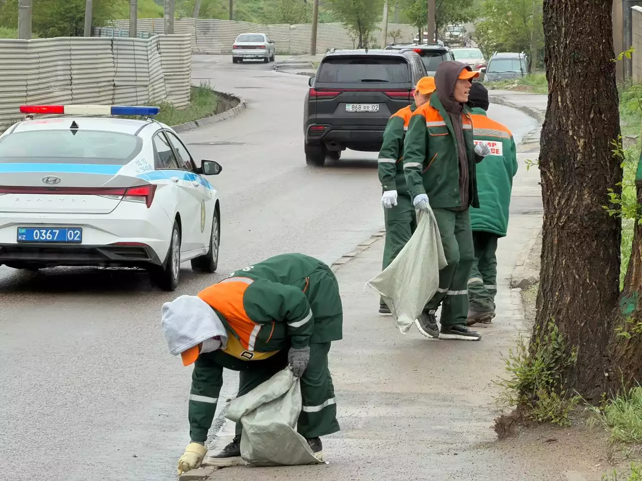 Алматыда Карьерная көшесінде тұрғындар мен коммуналдық қызмет өкілдерінің қатысуымен сенбілік өтті