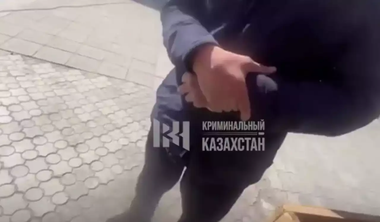 «Сені зорлағым келеді»: Семейде ер адам жасөспірім қыздарға тиісті (ВИДЕО)