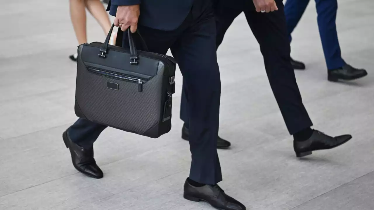 Қазақстанда депутаттарды дауыс беру құқығы мен жалақысынан айыру ұсынылды