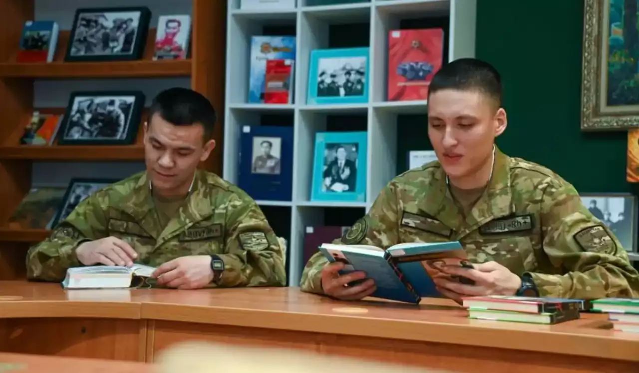 Қазақстанда әскерге барғандар жылына 5 кітап оқуға міндеттелді