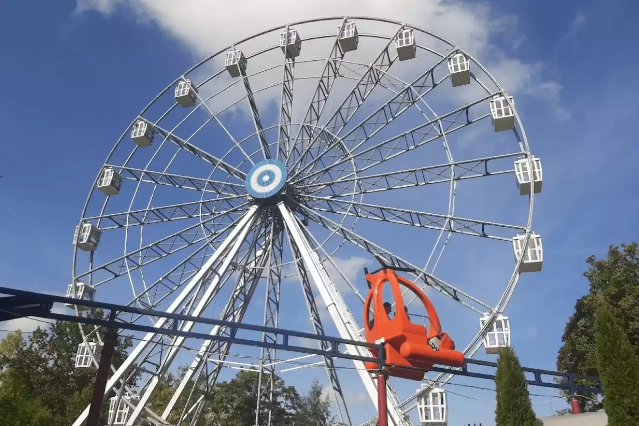 Екі қыз отырған: Астанада аттаркцион құлап кетті