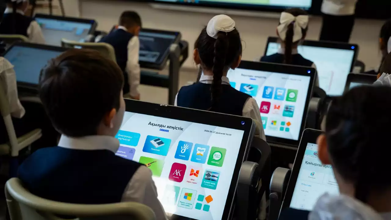 Аида Балаева елорда мектебіндегі TopIQ Smart Class мүмкіндіктерімен танысты