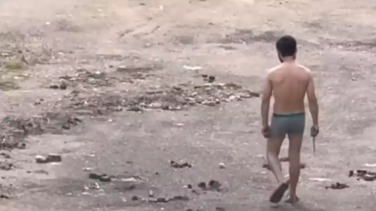 Алматыда жартылай жалаңаш пышақ ұстаған шетелдік азамат ұсталды