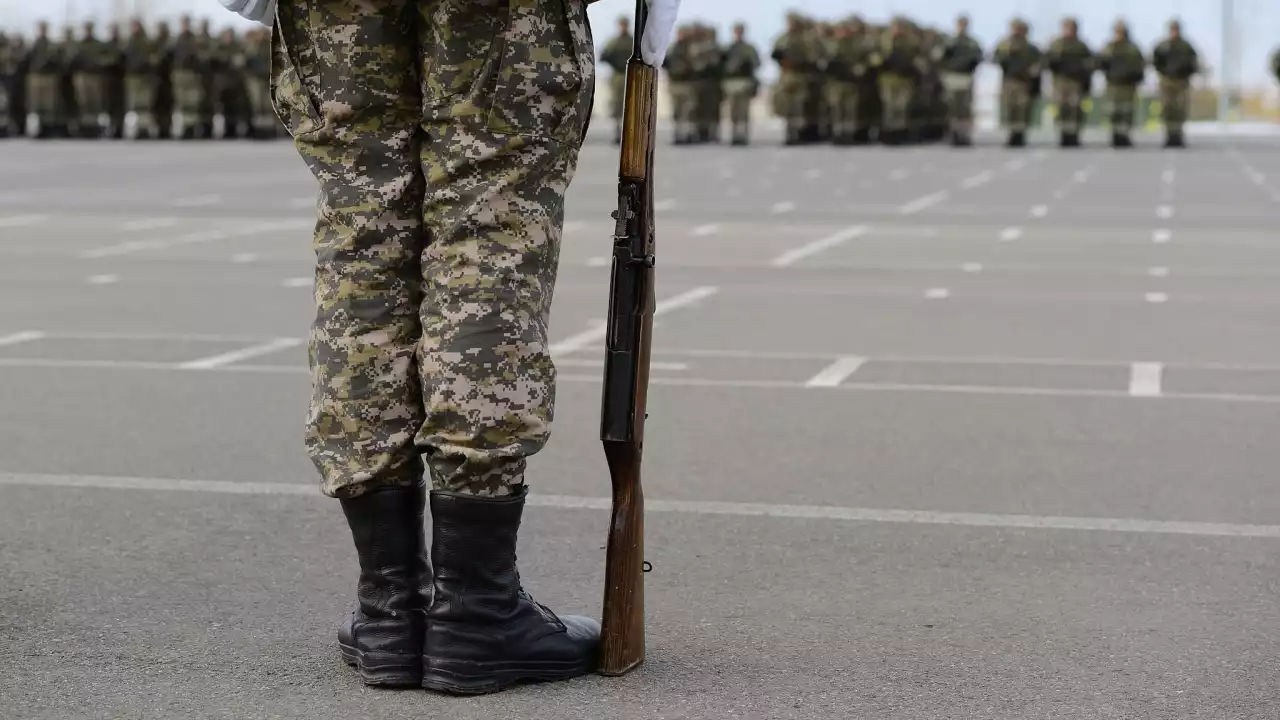 Қазақстанда жақын туысы қайтыс болған, неке қидырып, балалы болған әскери қызметкерлерге төлем беріледі