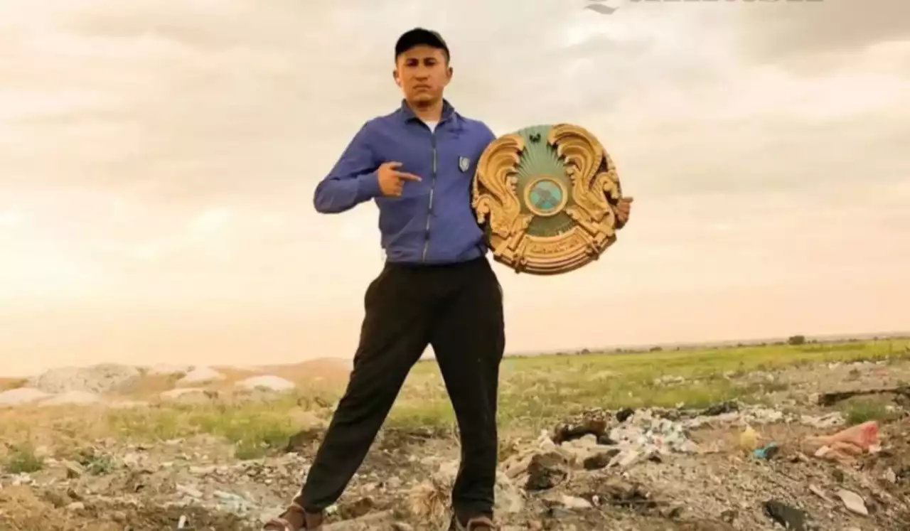 Жетісу облысында қоқыстан елтаңба тауып алып, оны үйіне іліп қойған блогерге айыппұл салынды