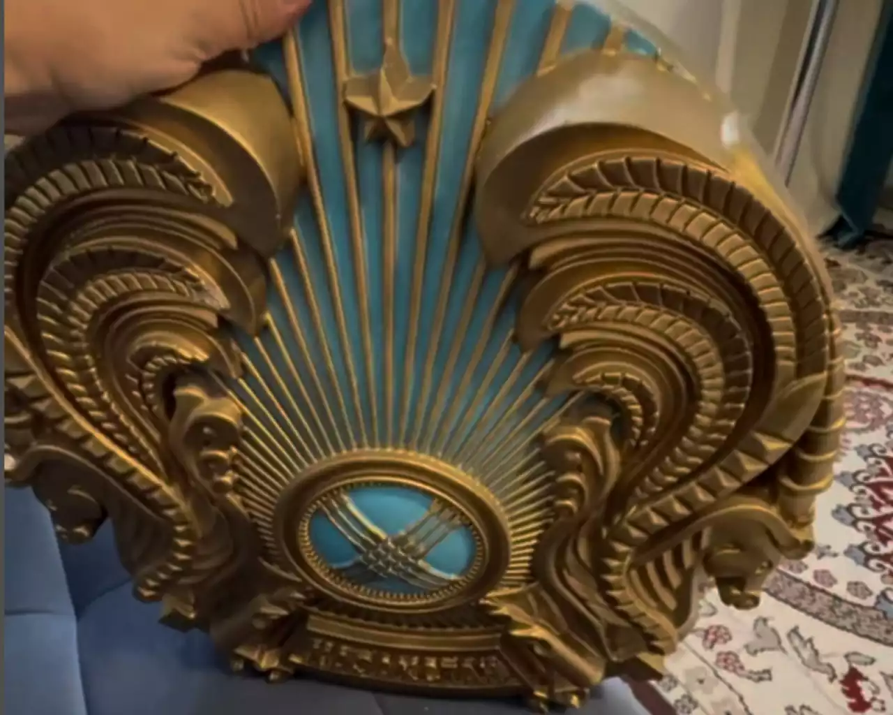 Елтаңбаны қоқыстан тауып алып, үйіне іліп қойған қазақстандық жазаланды