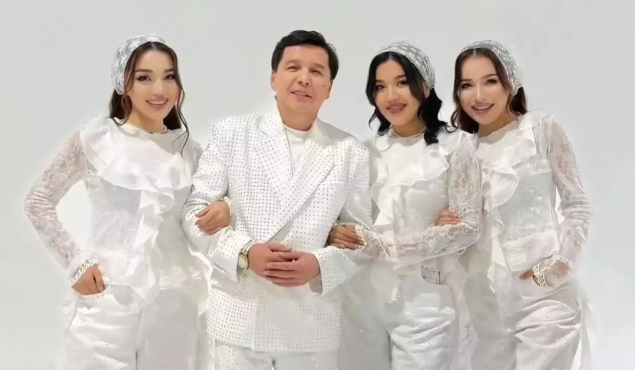 Абай Бегейдің үлкен қызы да орамалын шешті