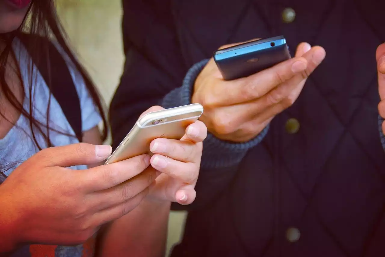 Шымкентте WhatsApp-тағы чатта көршісін балағаттаған тұрғынға 150 мың теңге айыппұл салынды