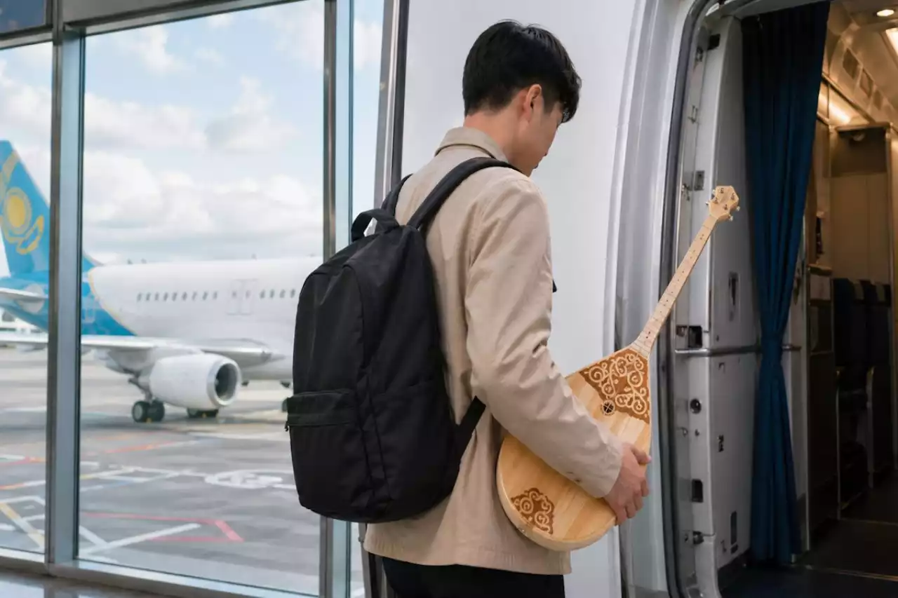 Қазақстанда енді домбыра мен қобызды ұшақта тегін алып жүруге рұқсат берілді