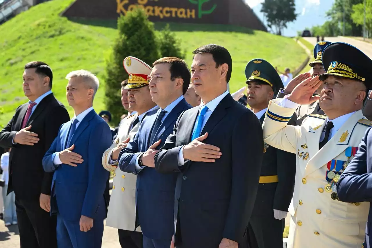 Алматыда Отан қорғаушы күніне орай Мемлекеттік Ту салтанатты түрде көтерілді (Фото)