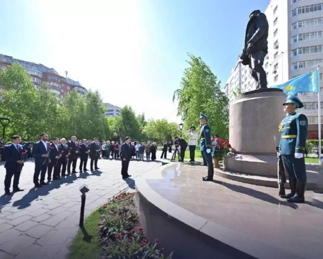 Мәжіліс төрағасы Талғат Бигелдиновтің ескерткішіне гүл шоғын қойды