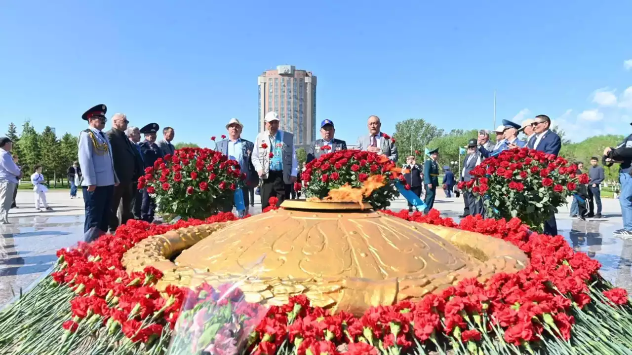 Астаналықтар Мәңгілік алау маңына гүл шоқтарын қойды
