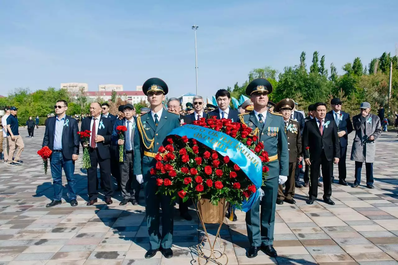 Атыраулықтар Жеңіс күнінде мәңгілік алауға гүл шоқтарын қойды (Фото)