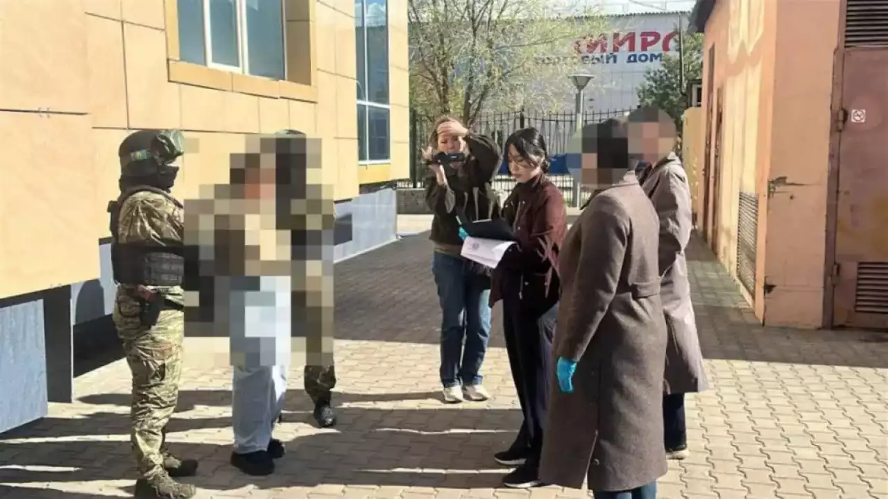 "Интим суреттерін жариялаймын деп қорқытқан": Оралда әйел ер адамнан 500 мың теңге бопсалаған