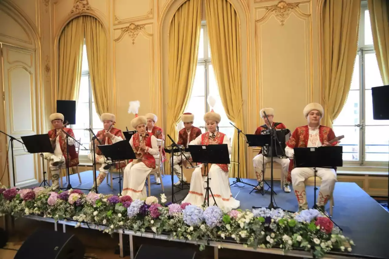 Париж көрермендеріне сыр өнерпаздарының концерті ұсынылды (Фото)