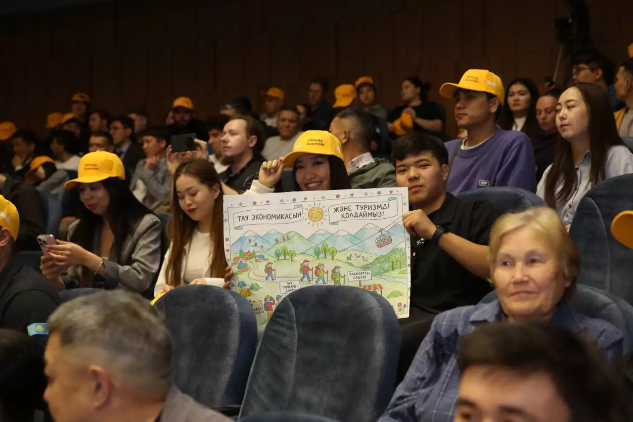 Алматыда өткен қоғамдық тыңдауда жастар плакаттармен Almaty Superski жобасын қолдады
