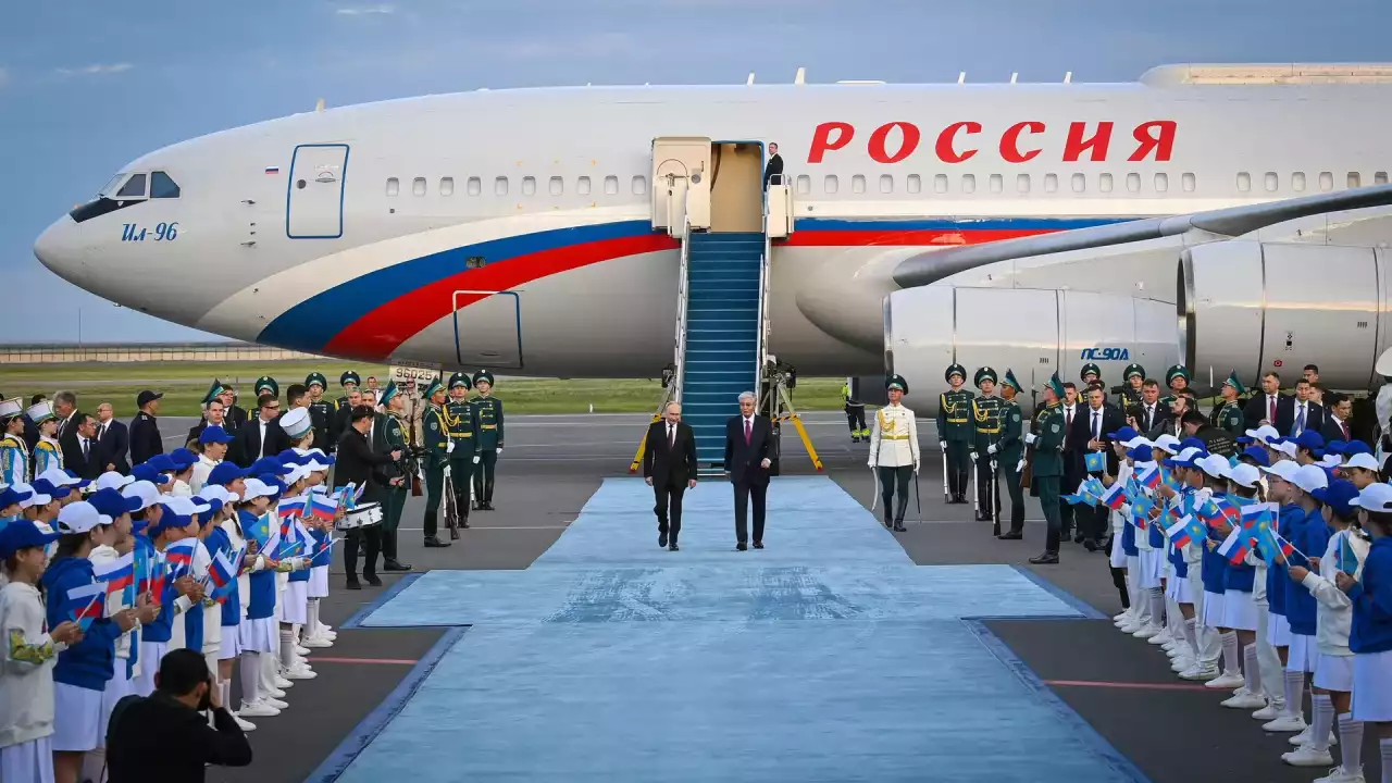 Тоқаев Путинді әуежайдан қарсы алды