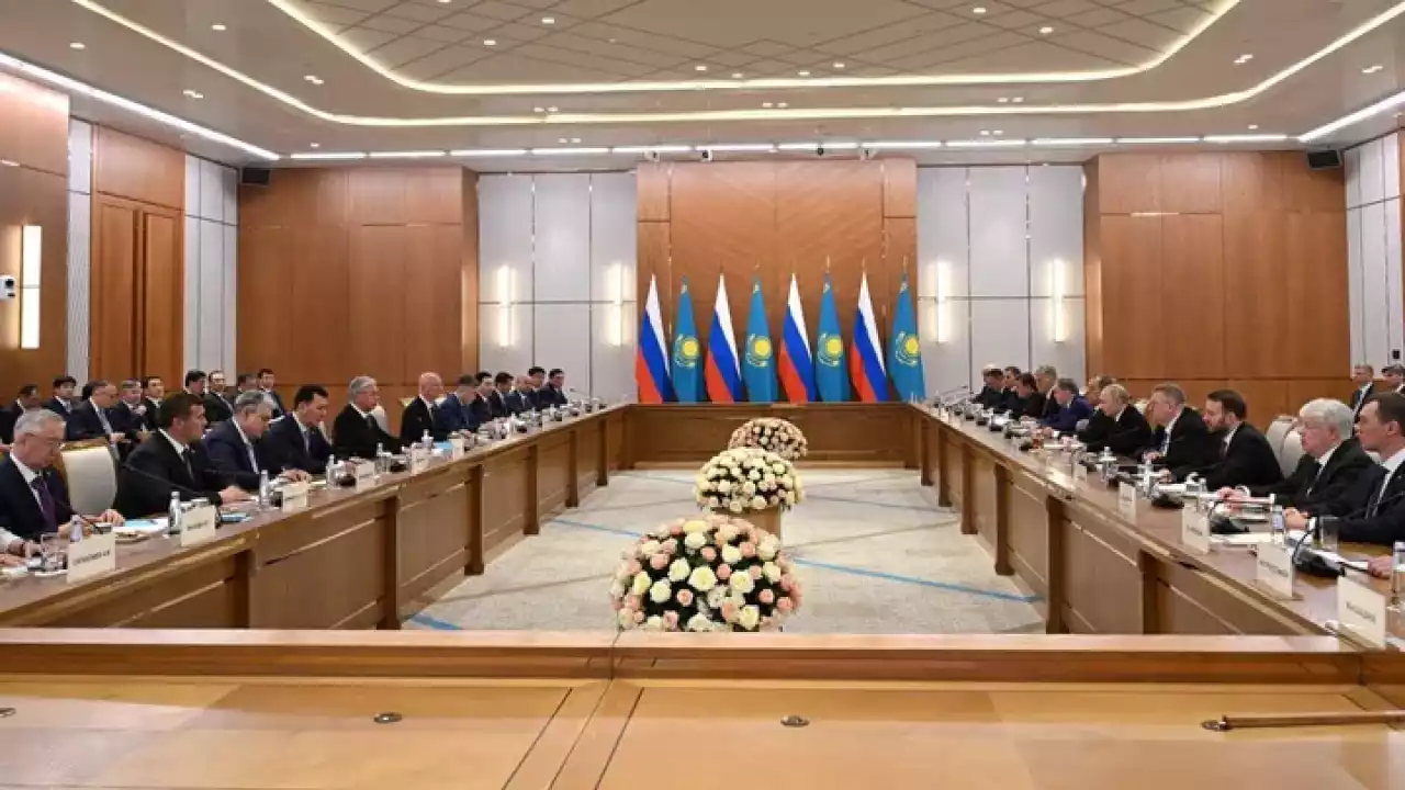 "Қазақстан үшін ең әуелі Ресеймен жақын әрі достық байланыстар айрықша маңызды": Тоқаев пен Путин кеңейтілген құрамда келіссөз жүргізді