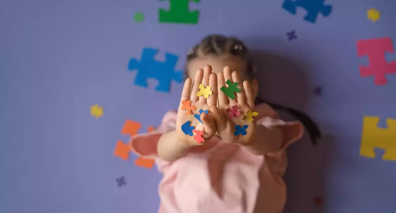 баланың аутист екенін білдіретін ең алғашқы белгілерді біле жүріңіз