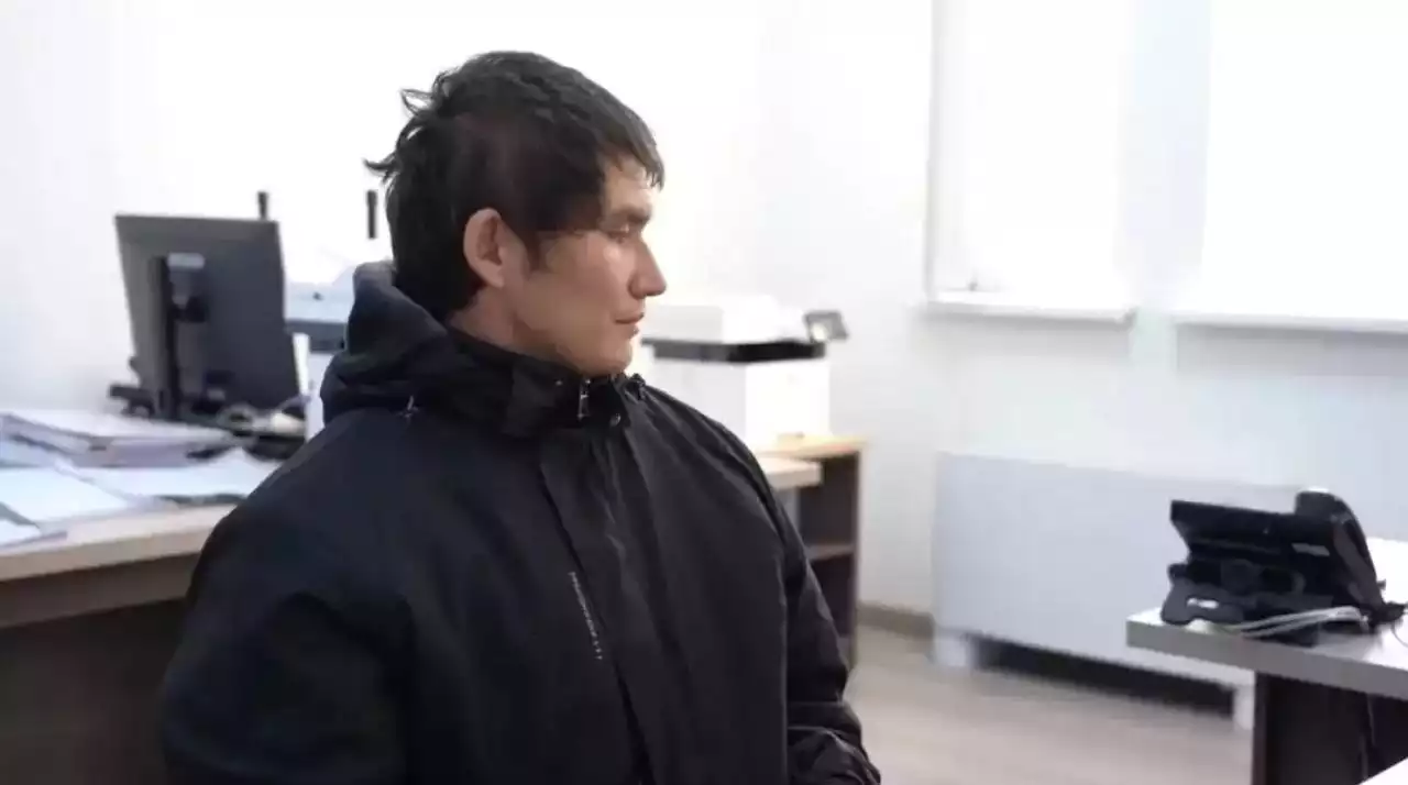 “Кідірген жоқпын, тез өлтірдім”: Сұлтан Сәрсемалиев ата-енесін қалай өлтіргенін айтып берді