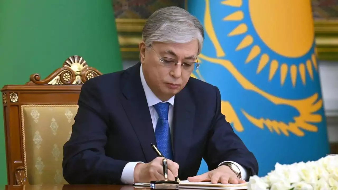 "Мұғалімдер сабақтан тыс уақытта оқушының өміріне жауап бермейді": Тоқаев заңға қол қойды