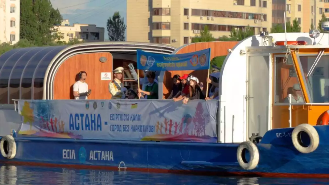 Астанада есірткіге қарсы акция аясында оркестр мінген теплоход Есіл өзенімен жүріп өтті