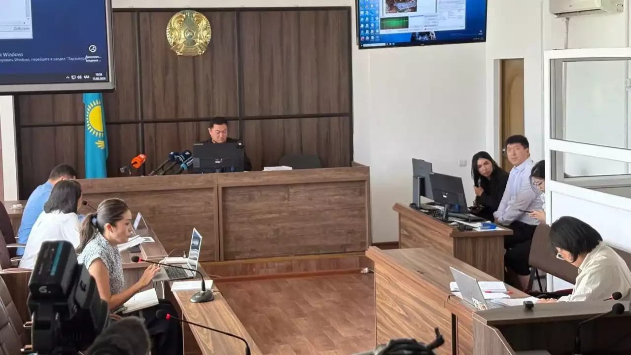 «Адам өлімі үшін бұрын 100 түйе берген»: Әл-Фарабидегі жол апатында қаза тапқан қыздың әкесі 100 миллион теңге өтемақы талап етті