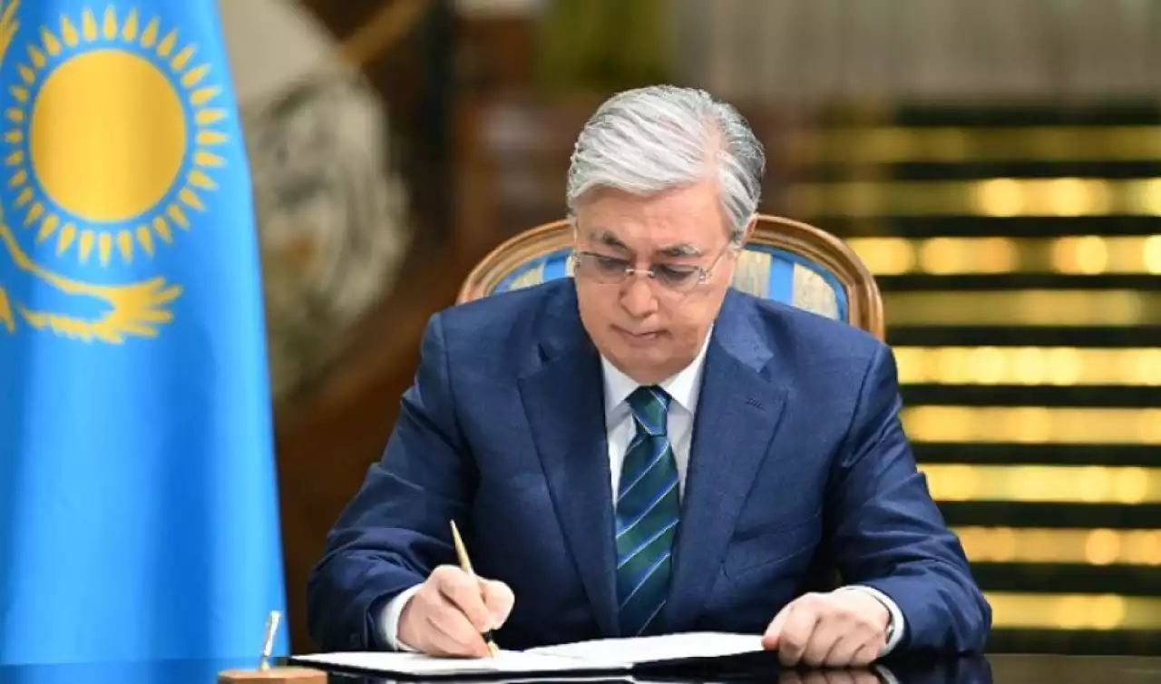 Кімдердің миллиардтаған айыппұлдары кешіріледі?: Тоқаев заңға қол қойды