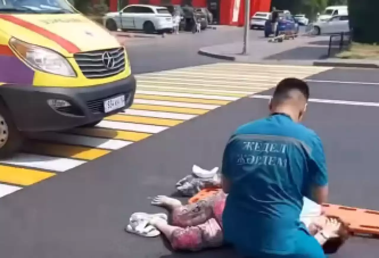 Павлодарда жедел жәрдем көлігі әйелді қағып кетті