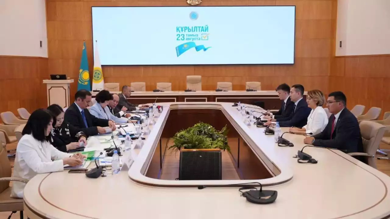 ОСК Құрылтай депутаттығына кандидаттар тізімін ұсынған екі партияның құжаттарын қабылдады