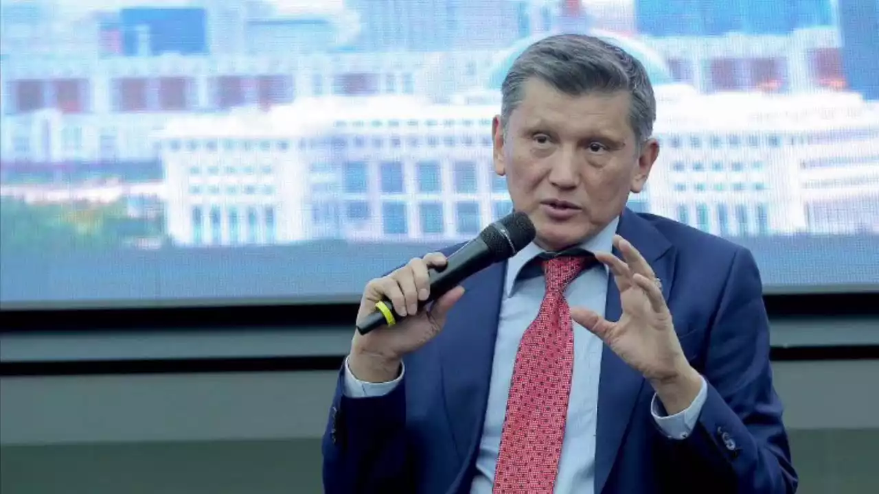 Нұртөре Жүсіп: Дастархан үстінде қол алысып амандасу-әдепсіздік